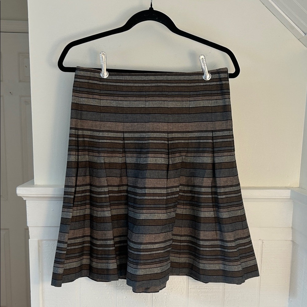Club Monaco Pleated Skirt in Earth Tone Colors
Size women’s 2